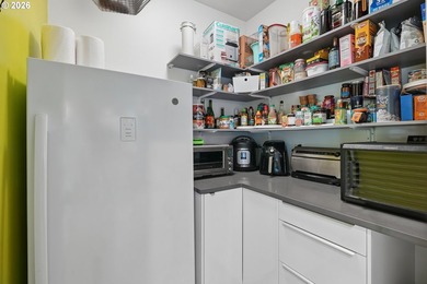 Rarely does a floating home of this caliber become available - photo 18
