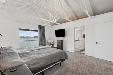 Rarely does a floating home of this caliber become available - photo 30