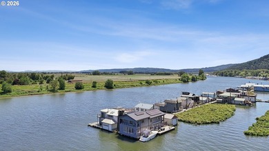Rarely does a floating home of this caliber become available - photo 41