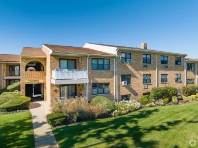 (private lake, pond, coastal) Home Sale Pending in Freeport New York