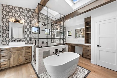 Exquisite Coastal Retreat | Fully Remodeled 3BR/3BA with - photo 15
