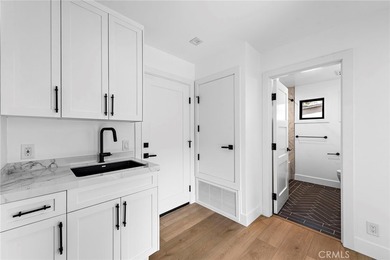 Exquisite Coastal Retreat | Fully Remodeled 3BR/3BA with - photo 16