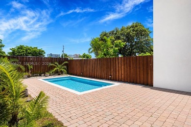 Fully remodeled villa-style residence in the highly desirable - photo 50