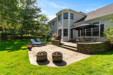 Live joyously in this spacious and bright modern colonial in the - photo 2
