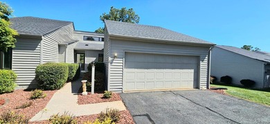 Forest! 1 level end unit townhome w/a 2 car garage,2 Bdrms 2 - photo 2