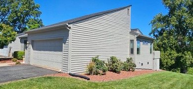 Forest! 1 level end unit townhome w/a 2 car garage,2 Bdrms 2 - photo 3