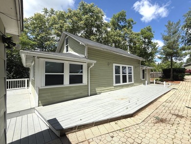 Enjoy the perfect blend of privacy and lake-area living in this - photo 2