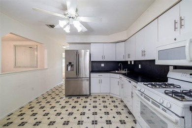 Welcome to the Victorian Homeowners Association in Wantagh. This - photo 12