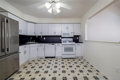 Welcome to the Victorian Homeowners Association in Wantagh. This - photo 13