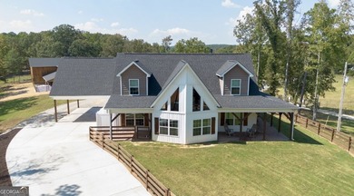 Welcome to a rare, turn-key equestrian estate offering a fully - photo 2
