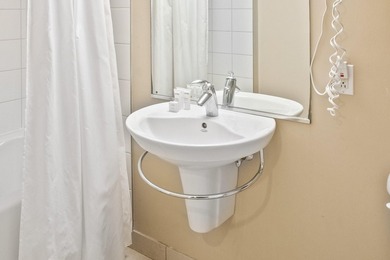 Escape to this fully furnished, groundfloor unit in sought-after - photo 33