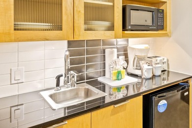 Escape to this fully furnished, groundfloor unit in sought-after - photo 34