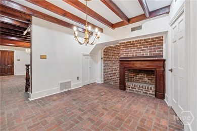 Stunning property where historic charm meets quiet luxury in the - photo 11