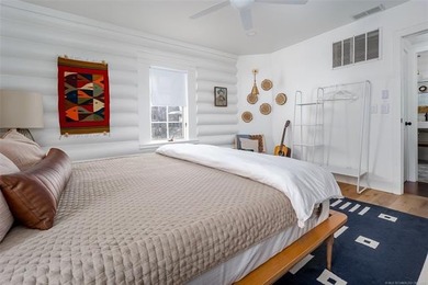 Rustic charm meets modern comfort in this beautifully log cabin - photo 21
