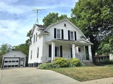 Charming 4-bedroom home with lovely river views and warm - photo 1
