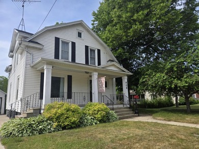 Charming 4-bedroom home with lovely river views and warm - photo 2