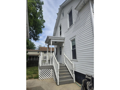 Charming 4-bedroom home with lovely river views and warm - photo 5