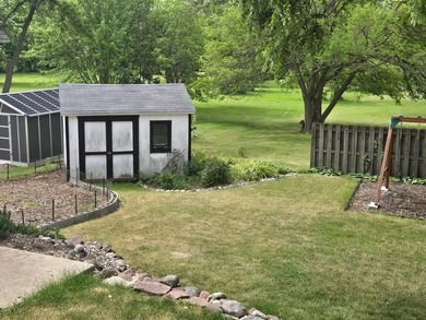 Charming 4-bedroom home with lovely river views and warm - photo 9