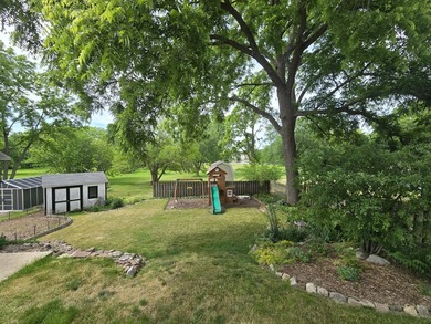 Charming 4-bedroom home with lovely river views and warm - photo 10