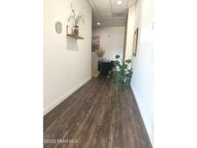 Perfect commercial building situated for 1 or two tenants, with