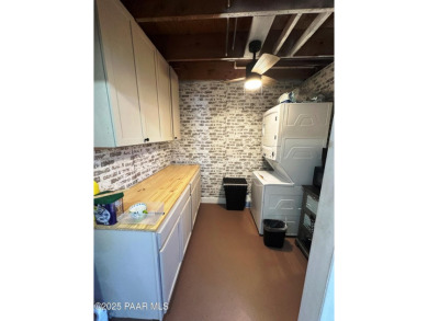 Perfect commercial building situated for 1 or two tenants, with