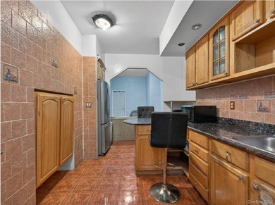 JUST LISTED! 6-UNIT MULTI-FAMILY BUILDING | 12 BEDROOMS, 6 - photo 5