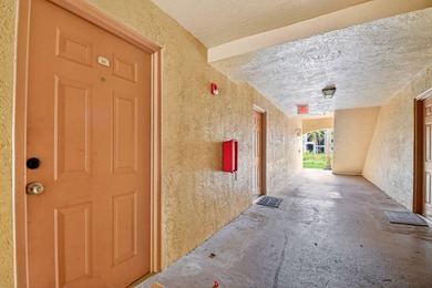 Spacious 3BR/2BA First-Floor Corner Unit with Split Bedroom - photo 5