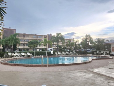 Spacious 4th floor Condo 2 br 2 bath This condo is Fully - photo 43