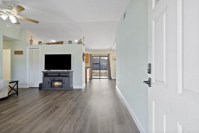 Move in ready, NEW ROOF, Motivated seller! This 3 bed, 2 bath, 1 - photo 6