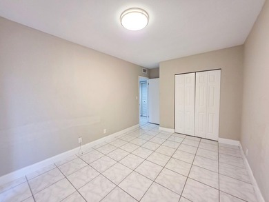 Welcome to this thoughtfully designed three-bedroom - photo 17