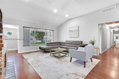 VERY SPACIOUS HOME ON QUIET RESIDENTIAL STREET. 5 BEDROOMS. 3 - photo 3