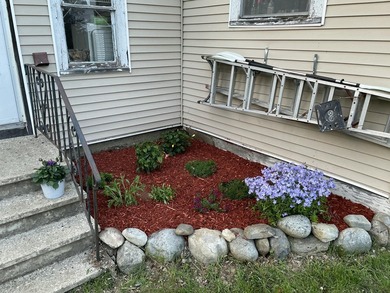 Location, location, location! This two bedroom, one bathroom - photo 9