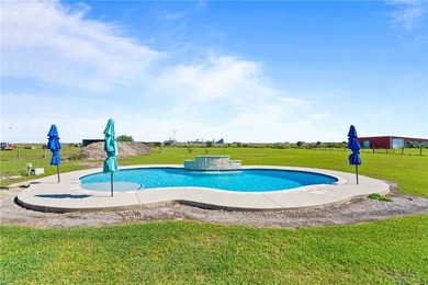 Discover the perfect blend of style and comfort in this - photo 4