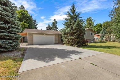 Beautifully updated 4-bedroom, 2.5-bath tri-level home in one of - photo 2