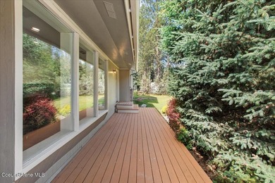 Beautifully updated 4-bedroom, 2.5-bath tri-level home in one of - photo 3