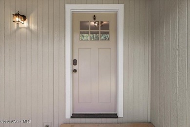 Beautifully updated 4-bedroom, 2.5-bath tri-level home in one of - photo 4
