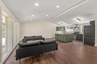 Beautifully updated 4-bedroom, 2.5-bath tri-level home in one of - photo 5