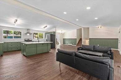 Beautifully updated 4-bedroom, 2.5-bath tri-level home in one of - photo 8