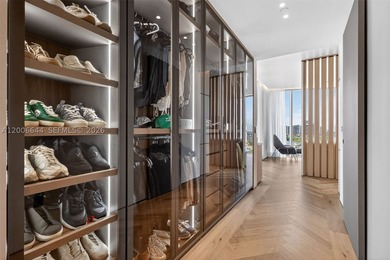 Step into a state-of-the-art, fully reimagined Bellini residence - photo 23