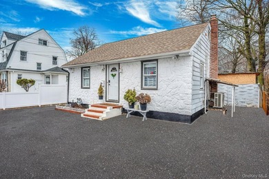 Charming and cozy starter home with very low taxes! This lovely - photo 3