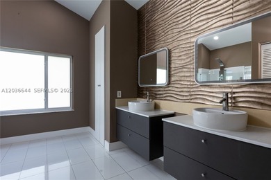 Lakefront living doesn't get more complete than this. Fully - photo 24
