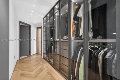 Step into a state-of-the-art, fully reimagined Bellini residence - photo 31