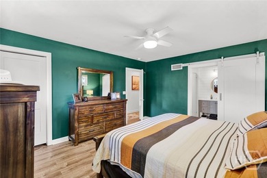 This mid-century modern home in Magnolia Park blends nice - photo 36