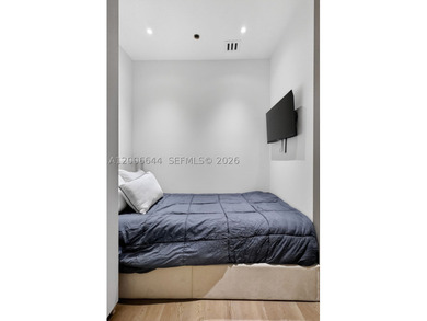 Step into a state-of-the-art, fully reimagined Bellini residence - photo 44