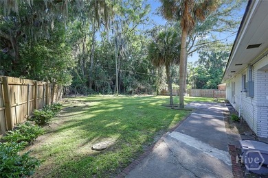 This mid-century modern home in Magnolia Park blends nice - photo 50