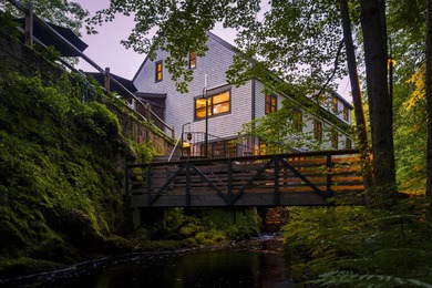 Overlooking the Piscataqua River, this extraordinary post and - photo 3