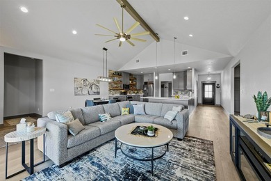 Stunning Custom Waterfront Home in Runaway Bay - Perfect for - photo 2