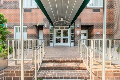 Bright, South-Facing Junior One-Bedroom in Prime Sutton Place - photo 2