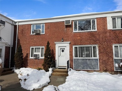 Garden-style 2-bedroom co-op located on a beautiful tree-lined - photo 1