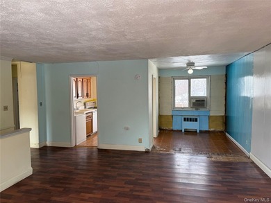 Garden-style 2-bedroom co-op located on a beautiful tree-lined - photo 2